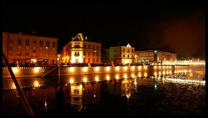 Centre ville d'Epinal de nuit. Photo ArKaNuM pour wikipedia